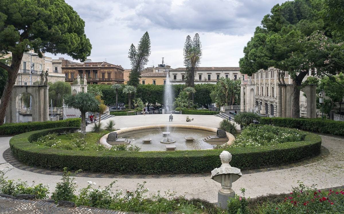 Fontana e viali alberati della Villa Bellini con uscita verso via Etnea